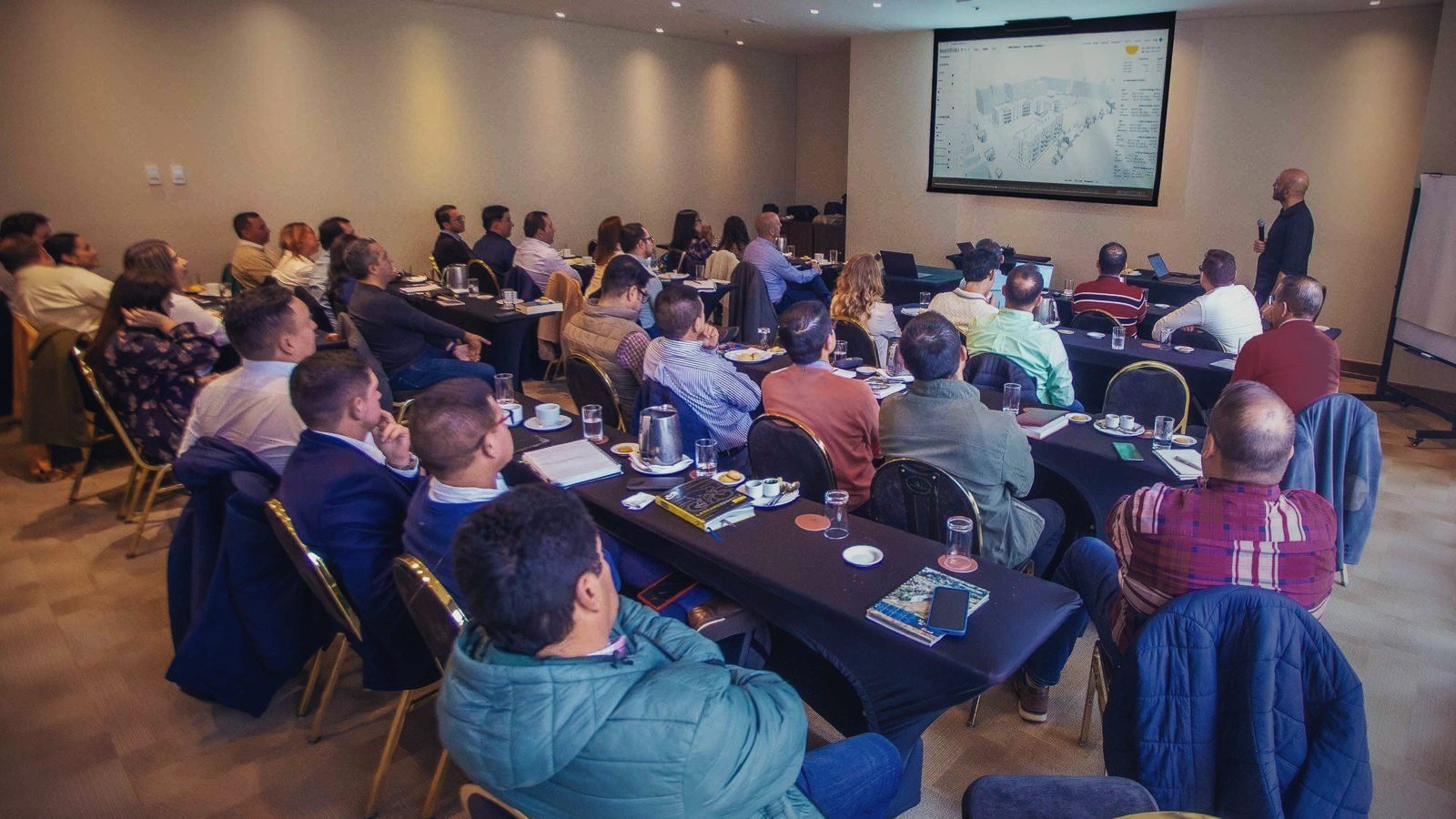 Sala llena durante una conferencia de inteligencia artificial